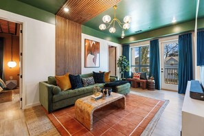 TV, peis og kontorer