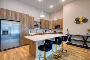 ميكروويف، فرن، موقد طهي مسطح، غسالة أطباق