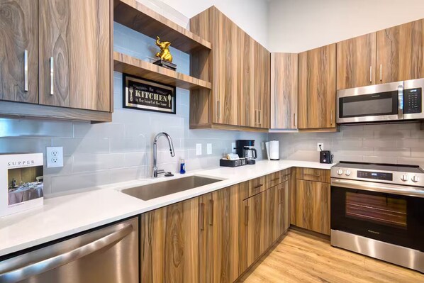 ميكروويف، فرن، موقد طهي مسطح، غسالة أطباق