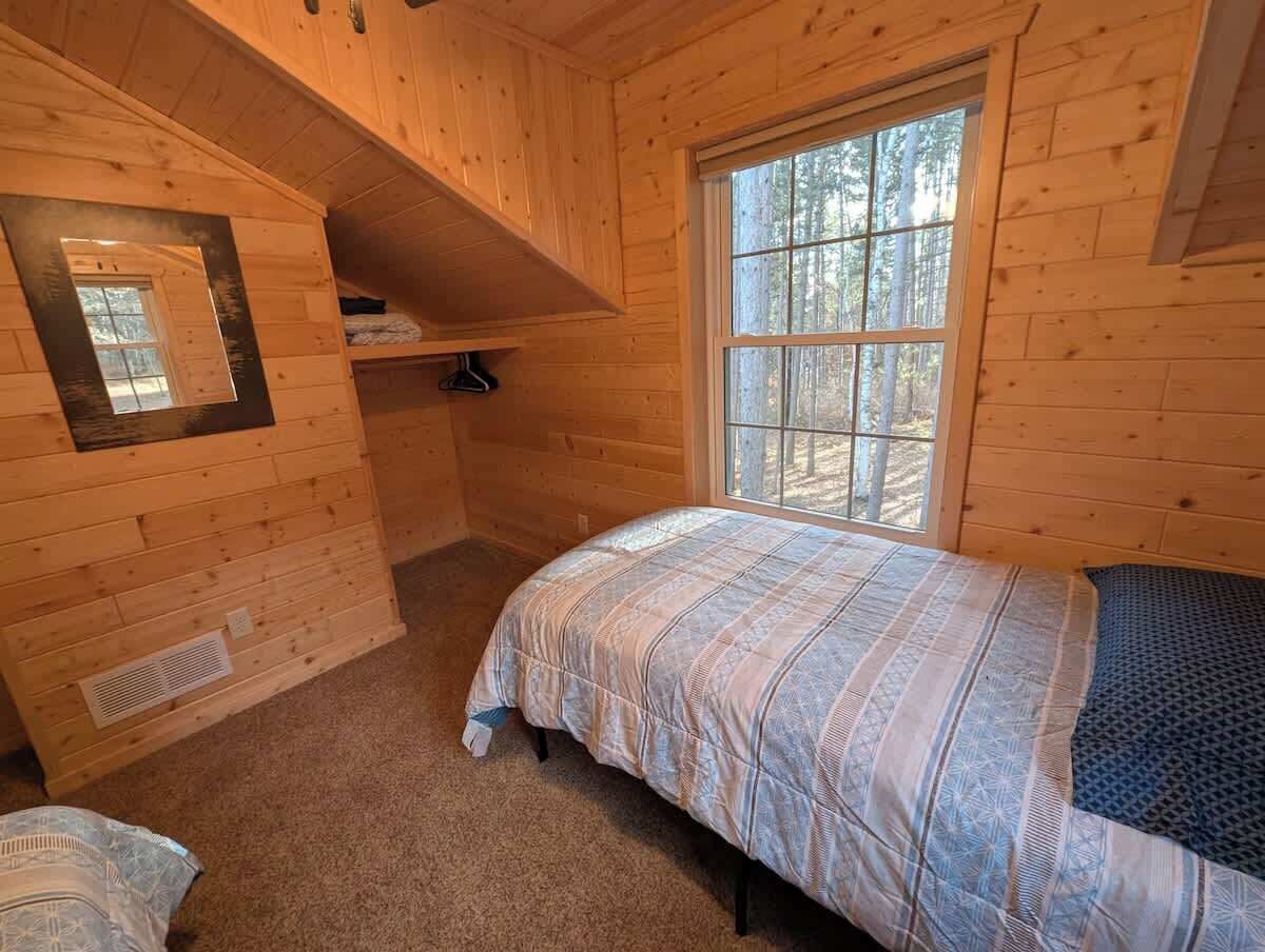 3 habitaciones, tabla de planchar con plancha y cuna de viaje 