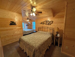 3 habitaciones, tabla de planchar con plancha y cuna de viaje 