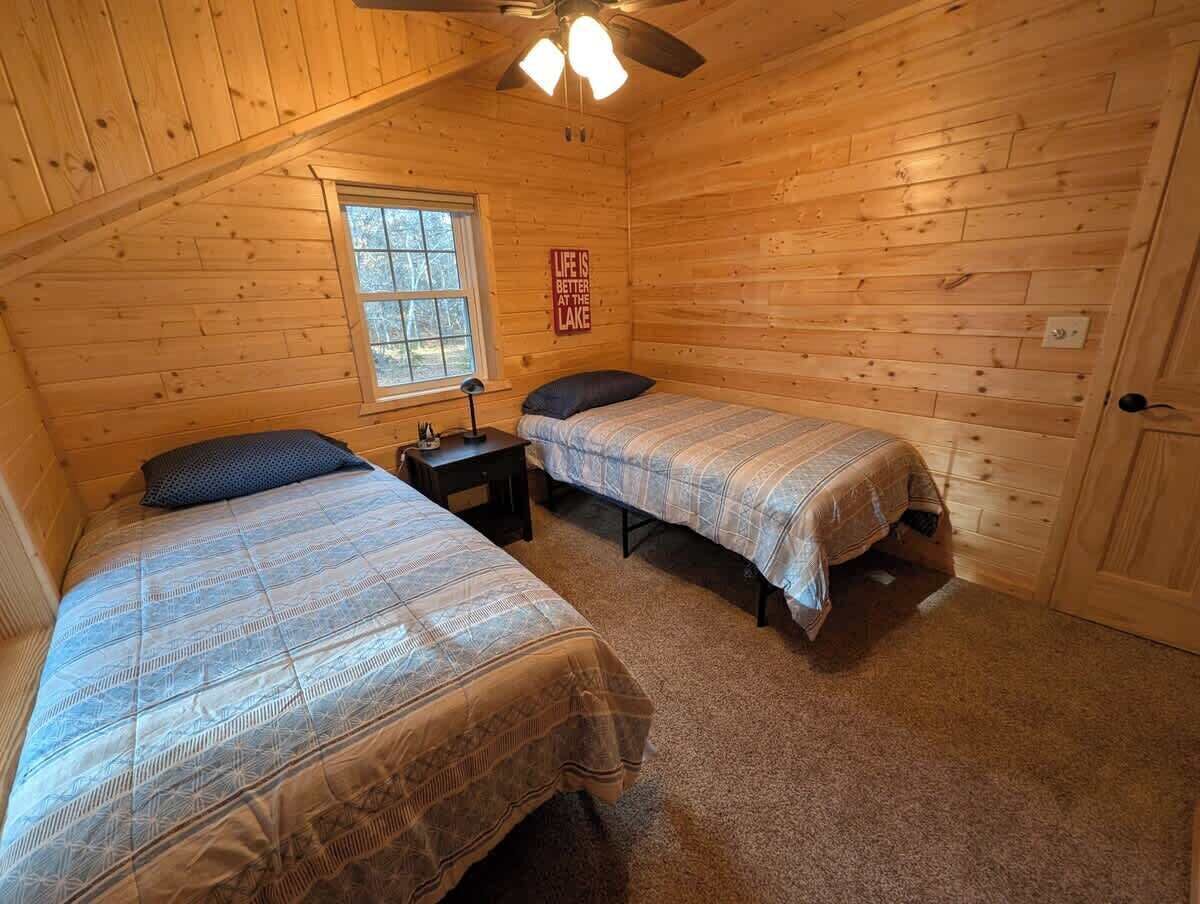3 habitaciones, tabla de planchar con plancha y cuna de viaje 