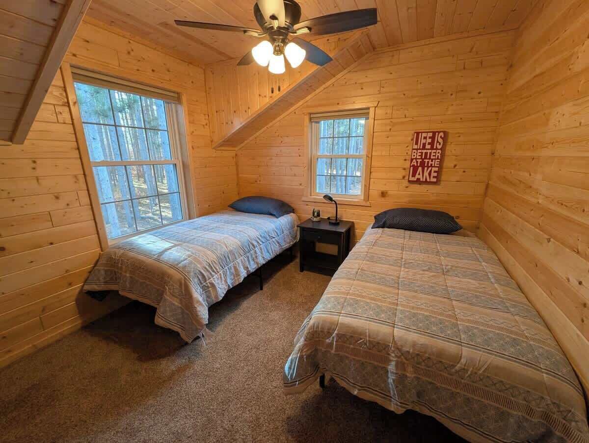 3 habitaciones, tabla de planchar con plancha y cuna de viaje 