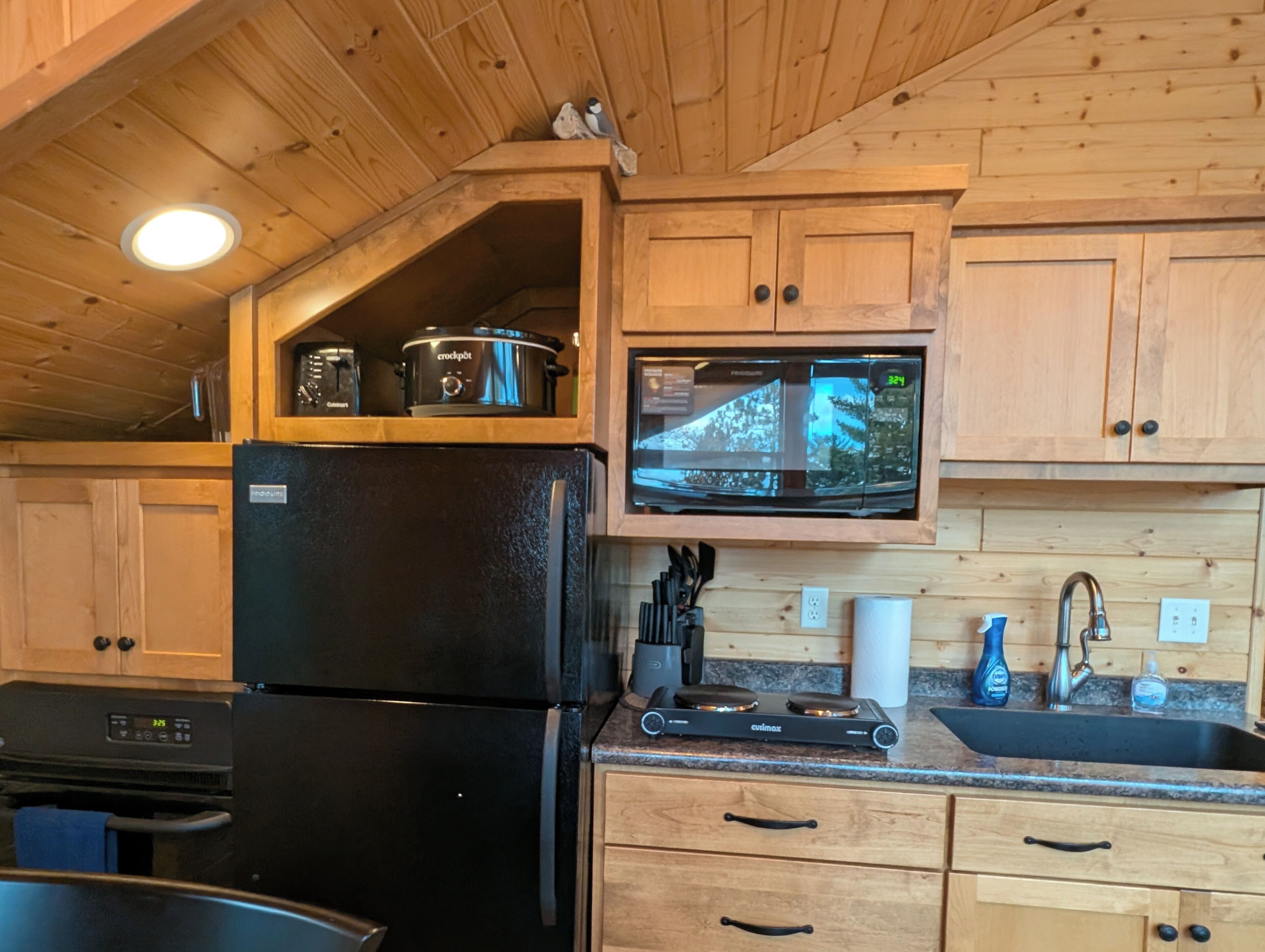 Fridge, microwave, oven, coffee/tea maker