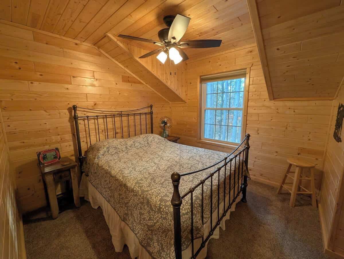 3 habitaciones, tabla de planchar con plancha y cuna de viaje 