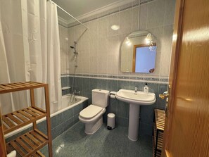 Dusj, hårføner og håndklær