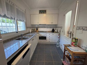 Frigorífico, horno, placa de cocina y lavavajillas