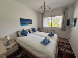 Tabla de planchar con plancha, wifi, ropa de cama