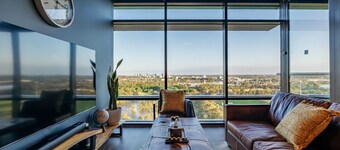 "Horizon" King-bed Lux Apt Stunning View w Parking