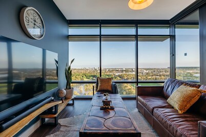 "Horizon" King-bed Lux Apt Stunning View w Parking