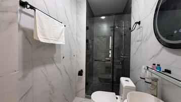 Deluxe-værelse med dobbeltseng eller 2 enkeltsenge - balkon - byudsigt | Badeværelse