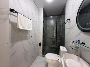 Chambre Deluxe Double ou avec lits jumeaux, balcon, vue ville | Salle de bain