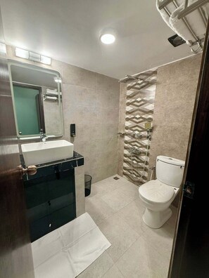 Deluxe Double Room, City View | Bathroom
