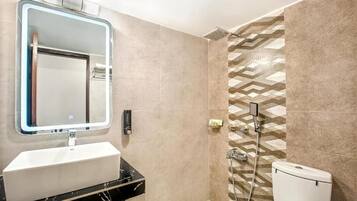 Tina, amenidades de baño gratuitas, batas, toallas