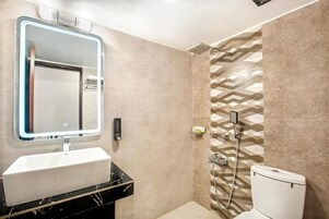 Bañera, artículos de tocador gratuitos, batas, toallas