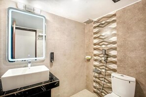 Bathtub, free toiletries, bathrobes, towels