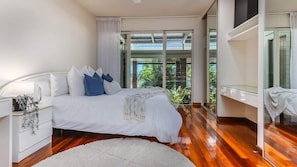 5 bedrooms, desk, iron/ironing board, free WiFi - Elysian – A Luxury Coastal Retreat in Terranora (Terranora)