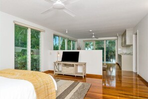 5 bedrooms, desk, iron/ironing board, bed sheets