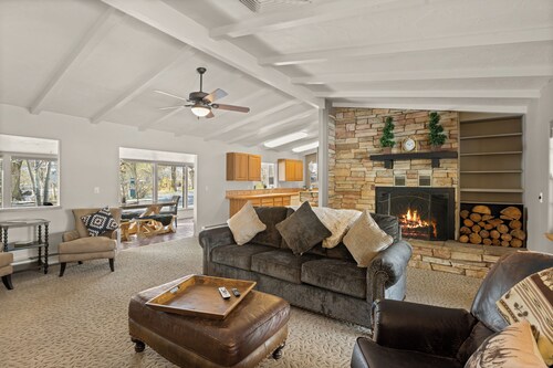 Charming 2-bedroom house in park-like setting