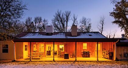 Charming 2-bedroom house in park-like setting