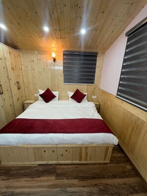 Desk, laptop workspace, free WiFi - Kesarjees (Shimla)