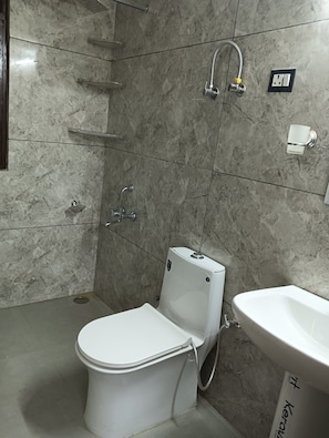 Shower, free toiletries, soap - Kesarjees (Shimla)