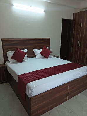 Desk, laptop workspace, free WiFi - Kesarjees (Shimla)