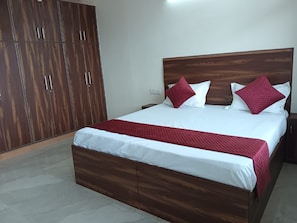 Desk, laptop workspace, free WiFi - Kesarjees (Shimla)