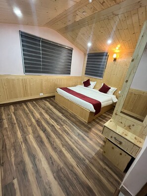 Desk, laptop workspace, free WiFi