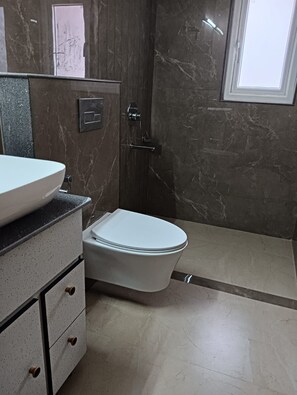 Pancuran mandi, kelengkapan dandanan diri percuma, sabun 