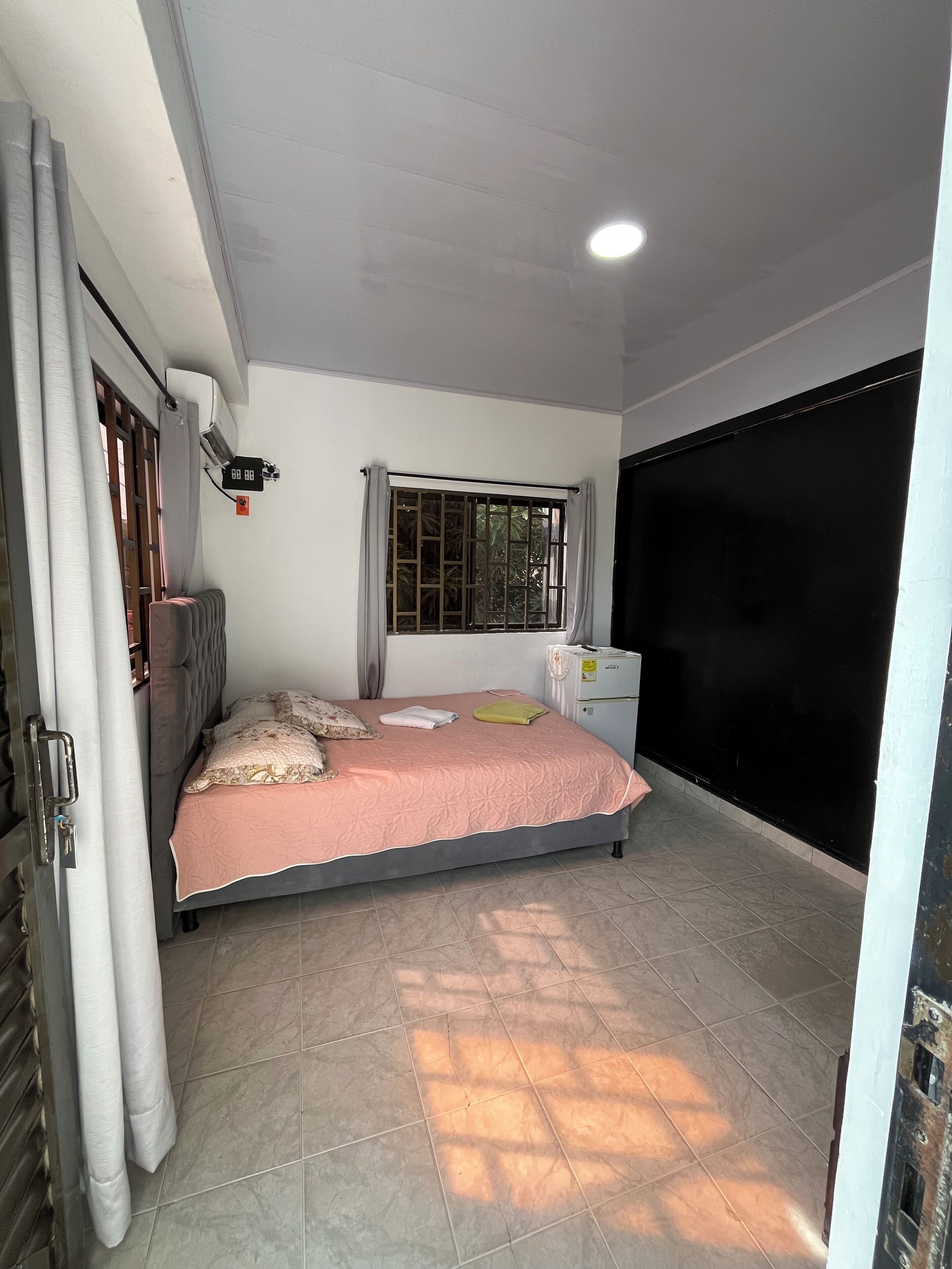 1 chambre, fer et planche à repasser, Wi-Fi gratuit, draps fournis