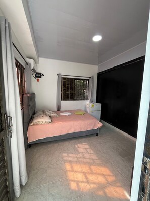 1 habitación, tabla de planchar con plancha, wifi gratis y ropa de cama 