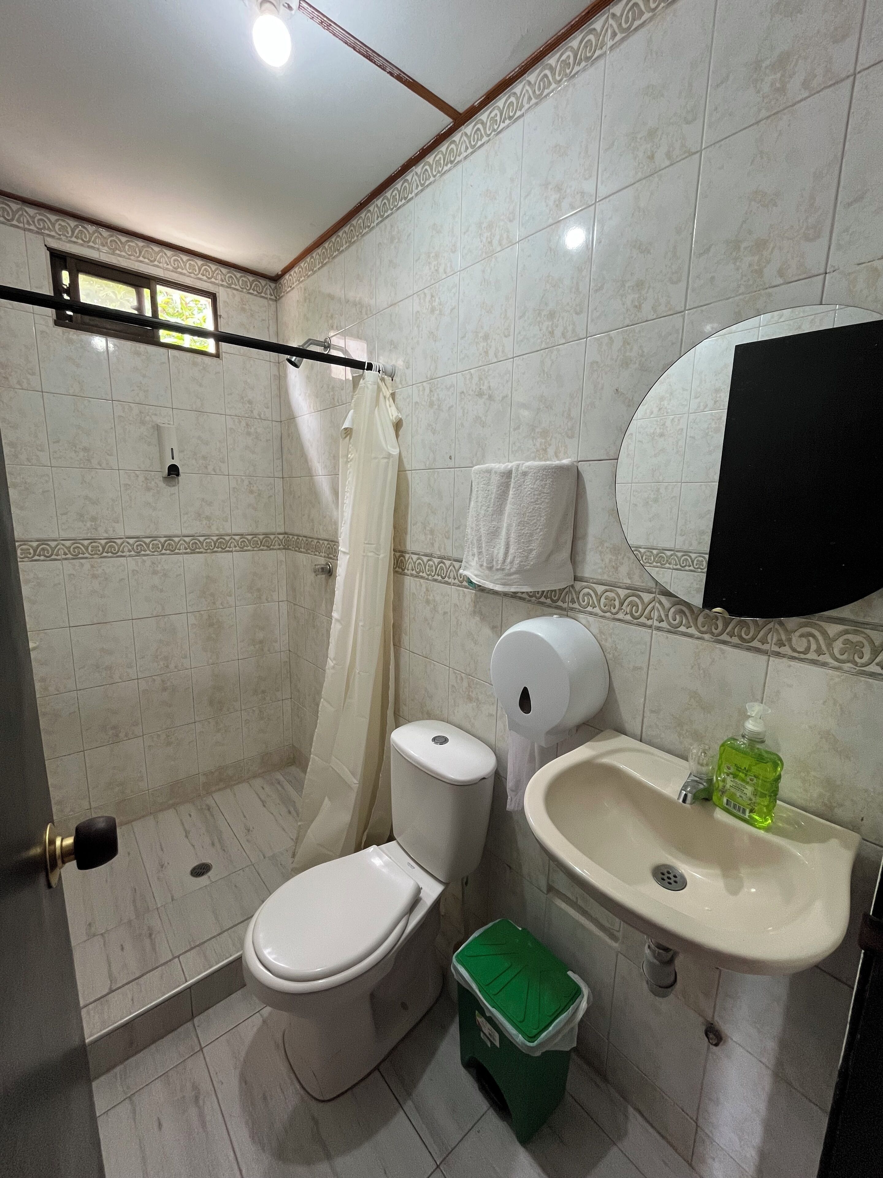 Serviettes fournies, papier toilette