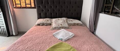 1 室のベッドルーム、アイロン / アイロン台、WiFi (無料)、ベッドシーツ