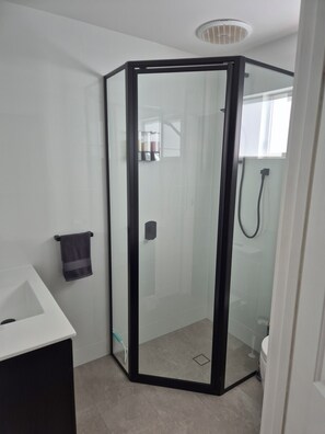 ヘアドライヤー、タオル、石鹸、トイレットペーパー