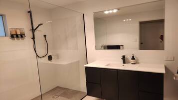 Secadora de cabello, toallas, jabón, papel de baño