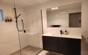 Secadora de cabello, toallas, jabón, papel de baño