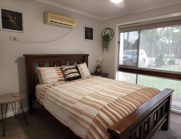 Tabla de planchar con plancha, internet y ropa de cama