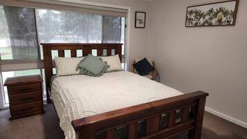 Iron/ironing board, Internet, bed sheets