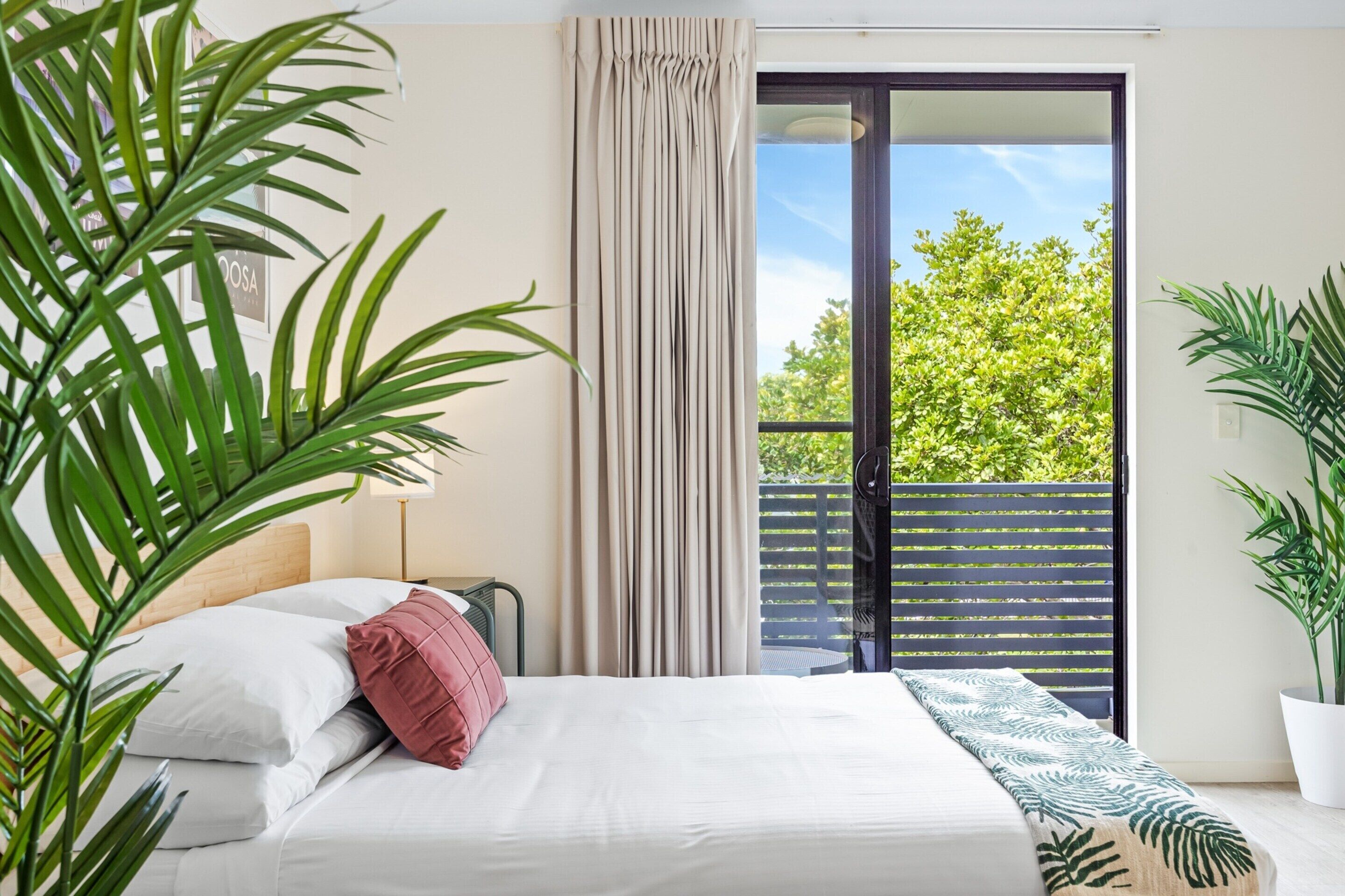 Iron/ironing board, bed sheets