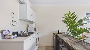 Apartment | Private kitchen | Cookware/dishes/utensils