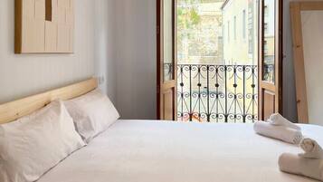 Een bureau, een strijkplank/strijkijzer, wifi, beddengoed