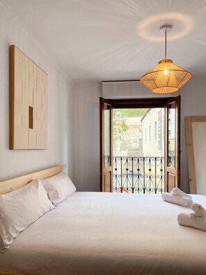 Desk, iron/ironing board, WiFi, bed sheets