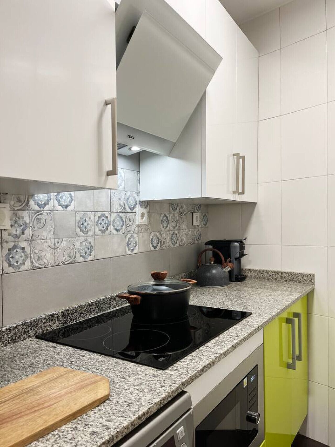 Refrigerador, microondas, placa de cocina, lavavajillas
