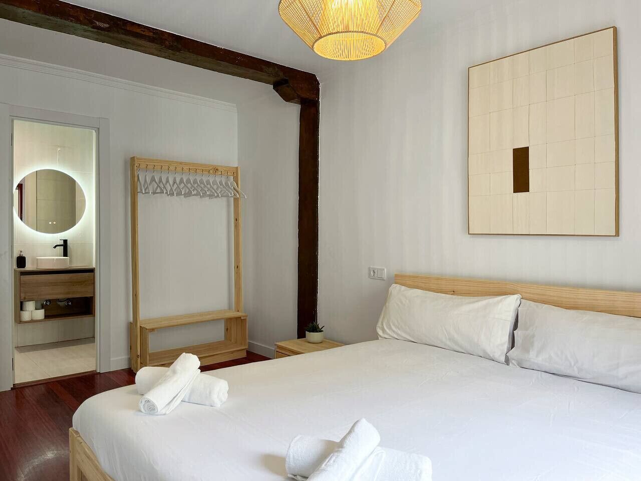 Escritorio, tabla de planchar con plancha, wifi y ropa de cama 