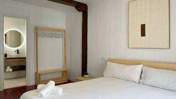 Desk, iron/ironing board, WiFi, bed sheets
