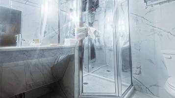 SĂšche-cheveux, serviettes fournies, savon, papier toilette