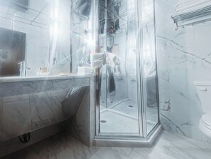 مجففات شعر، مناشف، صابون، ورق حمّام