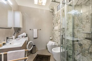 Apartamento familiar, varias habitaciones (Casa Amorosa Town Center) | Baño | Ducha, secador de pelo, bidé y toallas
