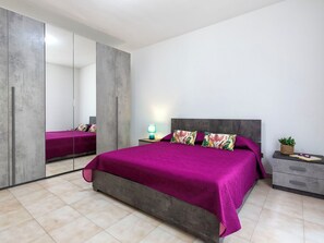 3 Schlafzimmer, Reisekinderbett